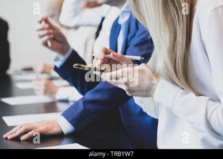 Les personnes qui travaillent avec des documents dans la salle de conférence Banque D'Images