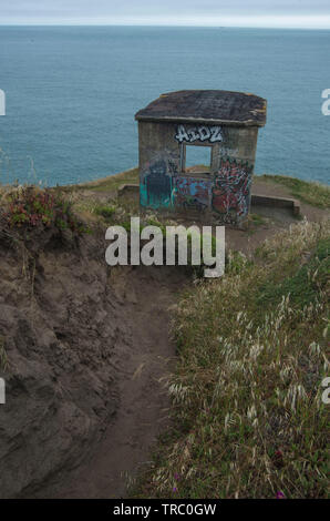 Un petit bunker se dresse sur le bord de la falaise le long de Rodeo Lagoon Vista Point dans les Marin Headlands, donnant sur l'océan Pacifique. Banque D'Images