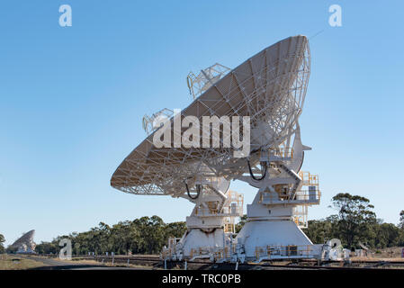 L'une des six voies, télescopes montés à l'Australian Telescope Array Compact, Paul Wild observatoire près de Narrabri en NSW, Australie Banque D'Images