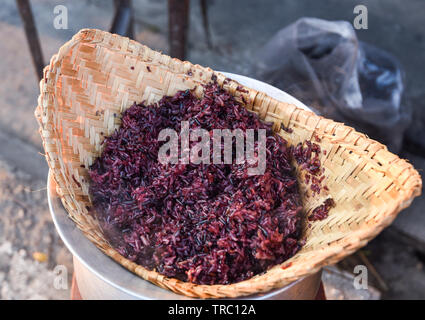 Le riz gluant cuit à la vapeur sur la vapeur en bambou de riz violet berry en Asie Thaïlande style alimentaire Banque D'Images