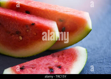 La pastèque de fruits sur fond sombre - selective focus Banque D'Images