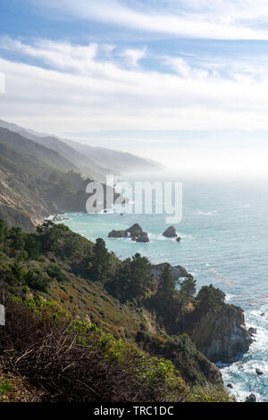 De l'étonnant haut donnent sur la côte de Big Sur le long de l'autoroute un célèbre pendant l'heure d'or. Banque D'Images