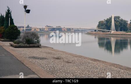 Promenade à Osijek avec belle passerelle pour piétons Banque D'Images
