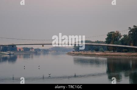 Passerelle pour piétons sur la rivière Drave à Osijek, Croatie Banque D'Images
