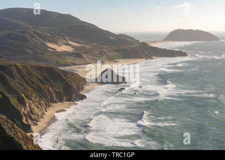 De l'étonnant haut donnent sur la côte de Big Sur le long de l'autoroute un célèbre pendant l'heure d'or. Banque D'Images