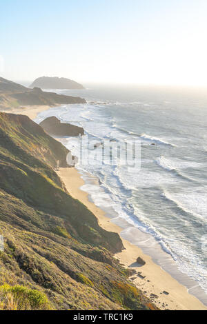 De l'étonnant haut donnent sur la côte de Big Sur le long de l'autoroute un célèbre pendant l'heure d'or. Banque D'Images