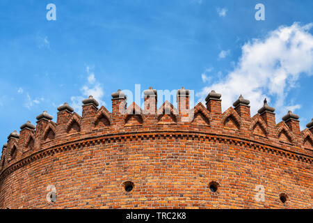 Fortification Barbican balustrade sur fond de ciel bleu, de la vieille ville de Varsovie en Pologne, de détails architecturaux, partie supérieure de la porte fortifiée libre. Banque D'Images