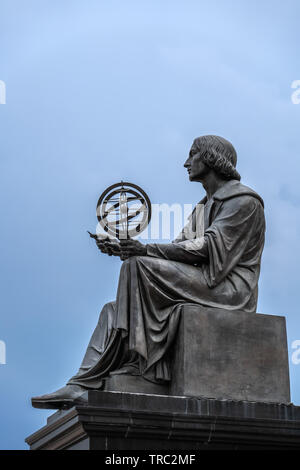 Nicolaus Copernicus Monument à Varsovie, Pologne, statue en bronze d'un astronome polonais à partir de 1830 la tenue d'une boussole et sphère armillaire. Banque D'Images