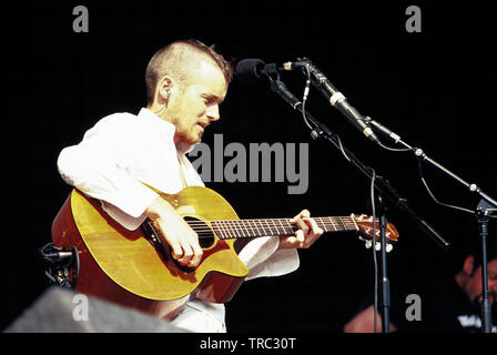 Damien Rice se produisant au Festival Virgin V V2003, Hylands Park, Chelmsford, Essex, Royaume-Uni. Banque D'Images