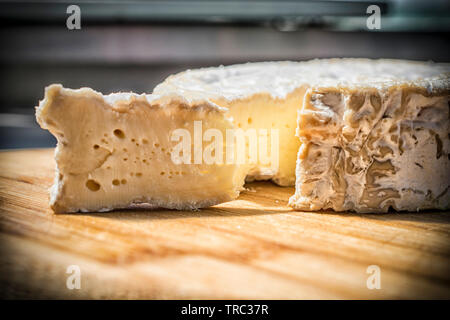 Un gros plan d'un fromage français couper sur une planche en bois Banque D'Images