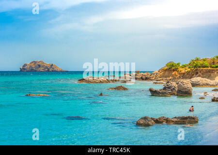 Magnifique plage de sable de Xérocambos, Sitia et ses eaux turquoises à la partie Est de l'île de Crète, Grèce. Banque D'Images