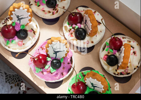 Cupcakes aux fruits rouges et d'épice décoratif Banque D'Images