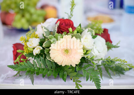 Décor de mariage romantique pour les jeunes mariés ou les invités des tables de dîner à l'accueil salle ou restaurant avec de beaux centres de table floraux Banque D'Images