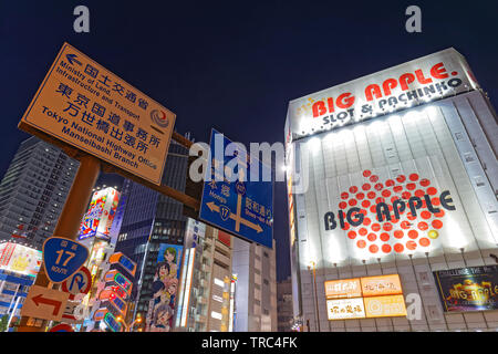 TOKYO, JAPON, 15 mai 2019 : lumières de Akihabara par nuit. La grande région de Tokyo est classée comme région métropolitaine la plus peuplée au monde. Banque D'Images