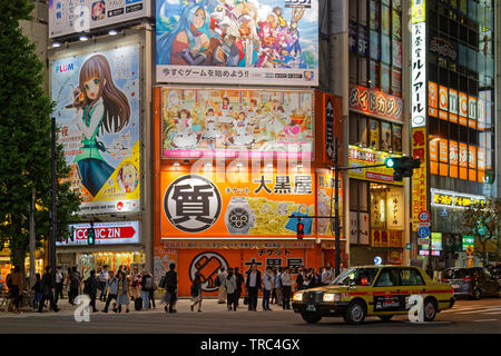 TOKYO, JAPON, 15 mai 2019 : lumières de Akihabara par nuit. La grande région de Tokyo est classée comme région métropolitaine la plus peuplée au monde. Banque D'Images