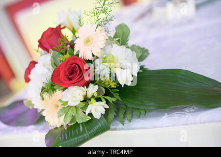 Décor de mariage romantique pour les jeunes mariés ou les invités des tables de dîner à l'accueil salle ou restaurant avec de beaux centres de table floraux Banque D'Images