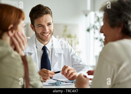 Smiling doctor with senior patient Banque D'Images