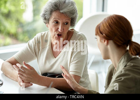 Senior patient à parler avec sa fille Banque D'Images