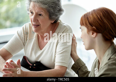 Femme sa mère réconfortant Banque D'Images