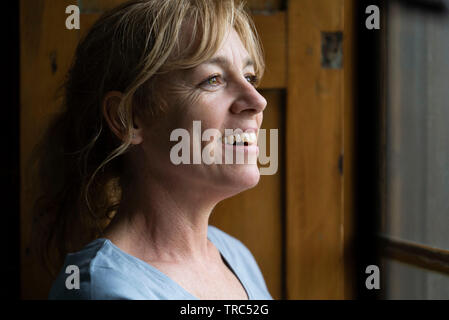 Close-up of woman looking through window Banque D'Images