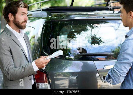 Salesman talking avec client Banque D'Images