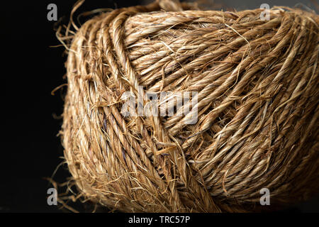 Pelote de ficelle en jute sur fond noir, Close up, macro Banque D'Images