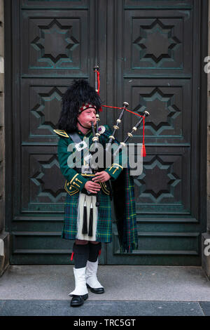 Piper écossais jouer de la cornemuse sur Royal Mile d'Édimbourg à l'extérieur de la Haute Cour de la vieille ville d'Édimbourg, Écosse, Royaume-Uni Banque D'Images