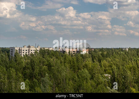 Vue du toit de l'ancienne ville de Pripya et la centrale nucléaire de Tchernobyl, zone d'exclusion de Tchernobyl, l'Ukraine Banque D'Images