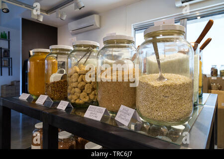 Manille, Philippines - 4 août, 2016 : une étagère dans un magasin avec des épices naturelles et les poudres dans des bocaux en verre sur l'affichage Banque D'Images