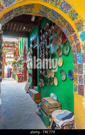 Céramique colorée dans un souk de la médina de Fes, Maroc Banque D'Images