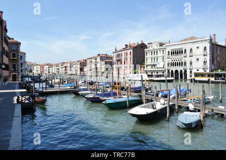 Venise/Italie - 8 mai 2015 : vue panoramique sur le Grand canal vie en ville dans une journée de printemps ensoleillée. Banque D'Images