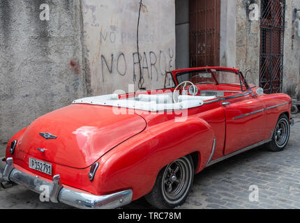 Classic American 1950 voiture rouge garée à côté d'un no parking sign sur l'un des rues dans la vieille ville de La Havane (La Habana Vieja) Cuba, Caraïbes Banque D'Images