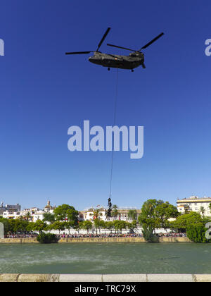 Séville, Espagne, 31 mai 2019 : CH47 Chinook de l'armée espagnole dans les expositions à l'occasion de la journée des forces armées sur le Banque D'Images