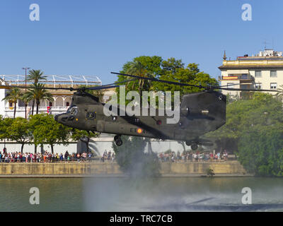 Séville, Espagne, 31 mai 2019 : CH47 Chinook de l'armée espagnole dans les expositions à l'occasion de la journée des forces armées sur le Banque D'Images