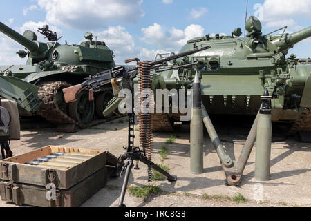 BUDAPEST/Hongrie - 05,18, 2019 : vieux russe d'armes dans le domaine : obus de char dans les caisses de munitions, 120 mm placé vers le haut, à l'arme lourde sur trip Banque D'Images