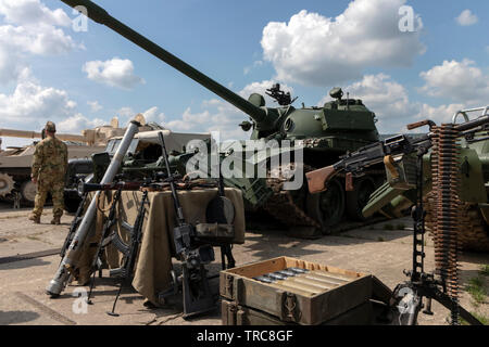 BUDAPEST/Hongrie - 05,18, 2019 : Fédération de l'équipement militaire à l'écran : des armes automatiques, des mitraillettes, des lance-grenades, rpg, obus de char dans les caisses de munitions. Banque D'Images