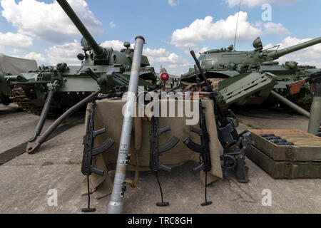 BUDAPEST/Hongrie - 05,18, 2019 : Fédération de l'équipement militaire à l'écran : des armes automatiques, des mitraillettes, des lance-grenades, rpg, obus de char dans les caisses de munitions. Banque D'Images