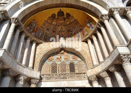 Détails de la Cathédrale Patriarcale Basilique Saint Marc à Venise en un jour de printemps ensoleillé. Banque D'Images