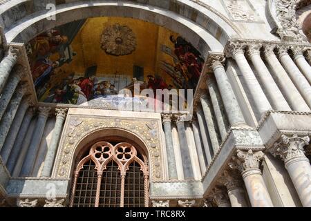 Détails de la Cathédrale Patriarcale Basilique Saint Marc à Venise en un jour de printemps ensoleillé. Banque D'Images