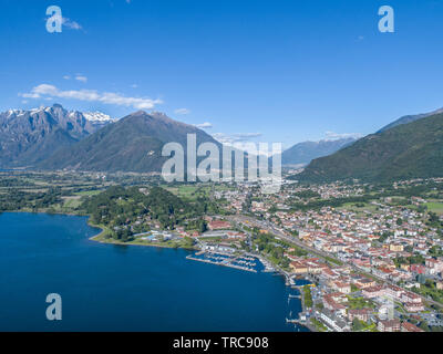 Ville de Colico et vallée de la Valteline. Photo aérienne Banque D'Images