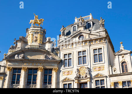 Bruxelles grand place bruxelles statue d'or sur le toit de la Rose Blanche gables restaurant dans la grand place bruxelles belgique fr Eur Banque D'Images