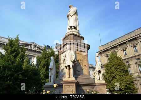 Vue rapprochée de la statue de Léonard de Vinci à la place Piazza della Scala de Milan. Banque D'Images