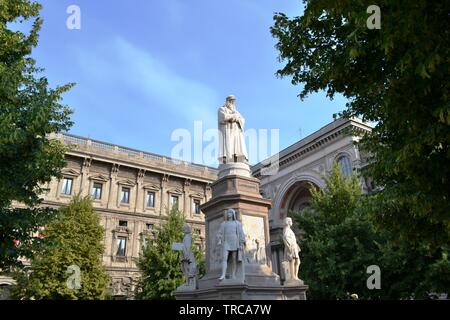 Vue rapprochée de la statue de Léonard de Vinci à la place Piazza della Scala de Milan. Banque D'Images