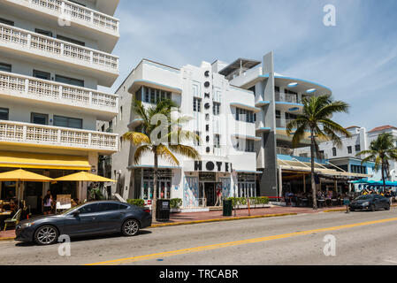Miami, FL, USA - Le 19 avril 2019 : Le Congress Hotel South Beach sur l'Ocean Drive à l'historique quartier Art déco de Miami South Beach avec l'hôtel Banque D'Images