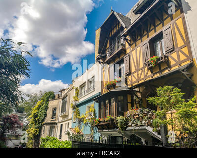 Petite rue pittoresque de la Villa Montsouris à Paris, France Banque D'Images