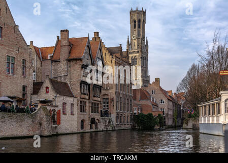 La Rozenhoedkaai (Quai du Rosaire) canal de Bruges avec le classique bâtiments médiévaux et beffroi de Bruges dans l'arrière-plan. Banque D'Images