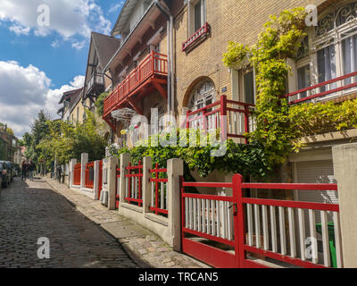 Petite rue pittoresque de la Villa Montsouris à Paris, France Banque D'Images