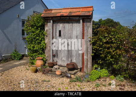 Porte en bois dans le jardin jardin anglais, Angleterre Banque D'Images