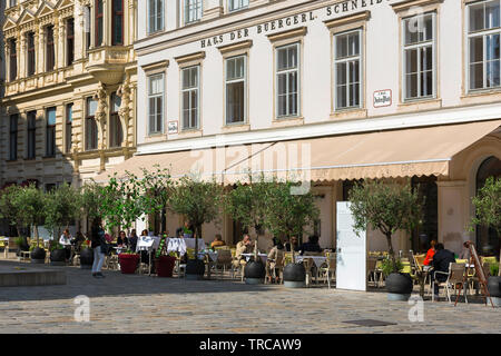 Judenplatz Vienne, voir des gens se détendre à une terrasse de café de la place dans la Judenplatz Innere Stadt domaine de Vienne, Vienne, Autriche. Banque D'Images