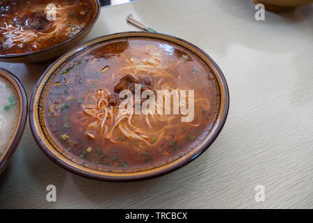 Avec nouilles chinoises au bœuf soupe épicée sur bol Banque D'Images